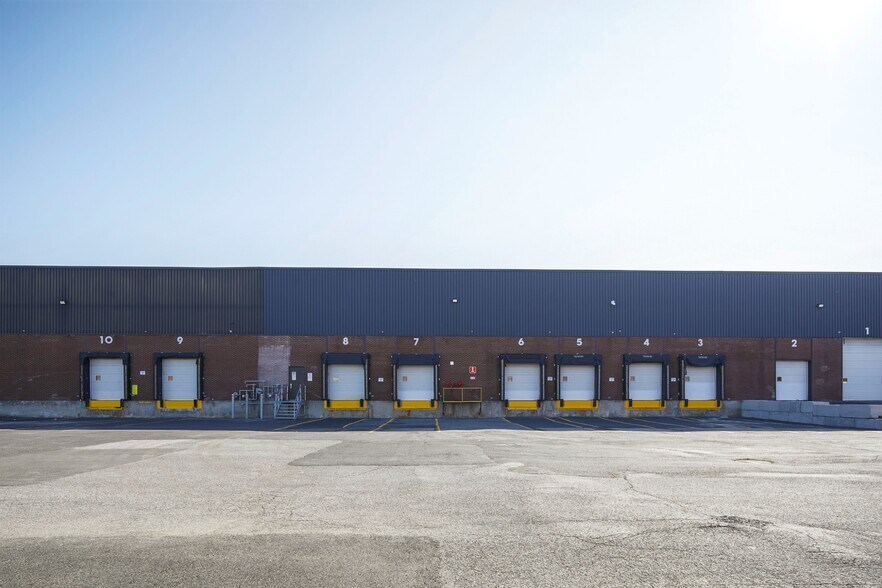 More Photos Of 789-799 Jean-Paul-Vincent, Longueuil Distribution For Lease