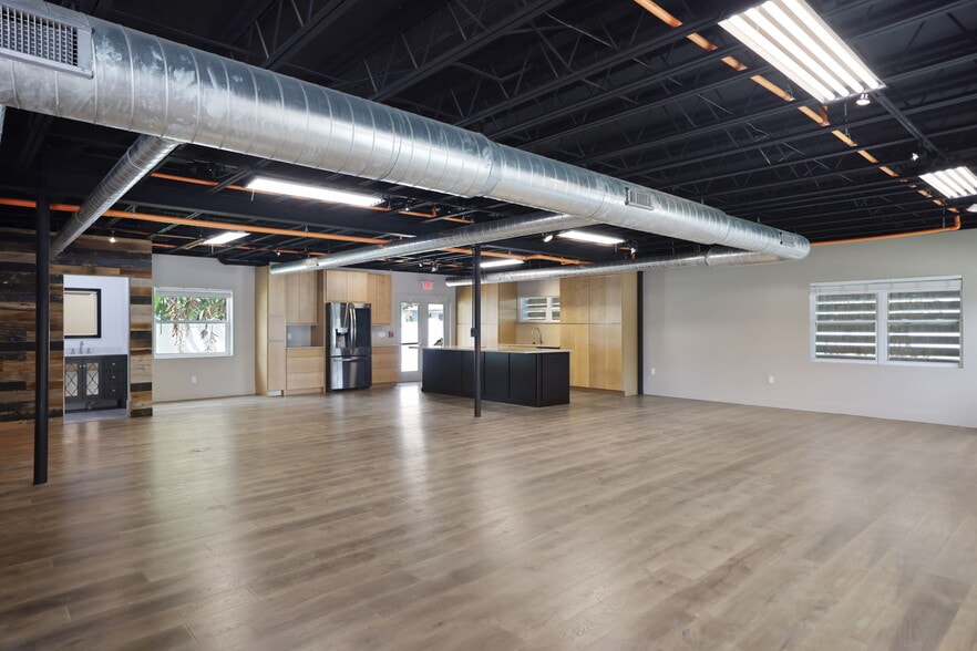 More Photos Of 10830 Navajo Dr, Saint Petersburg Showroom For Sale
