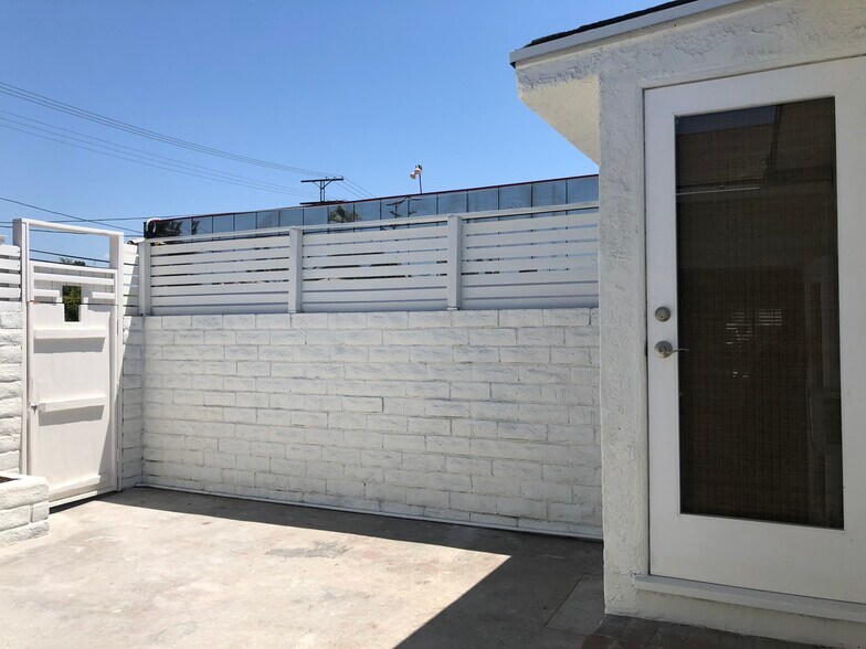 More Photos Of 11659 Riverside Dr, North Hollywood Storefront For Sale