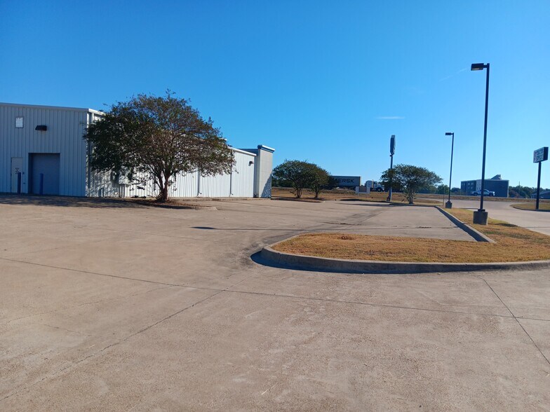 More Photos Of 9230 N Highway 6, Navasota Freestanding For Sale