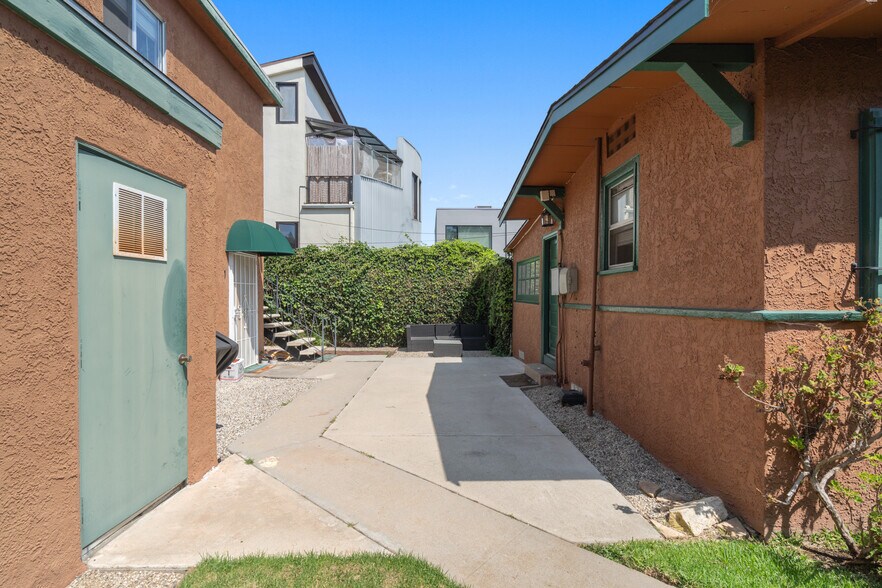 More Photos Of 659 Vernon Ave, Venice Apartments For Sale