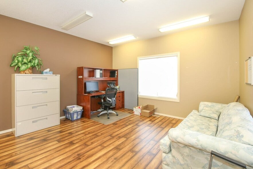 More Photos Of 5209 49A Ave, Bentley Office For Sale