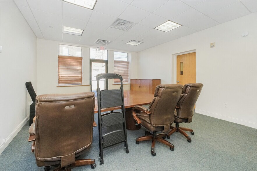 More Photos Of 6 Drummond Pl, Red Bank Office For Lease