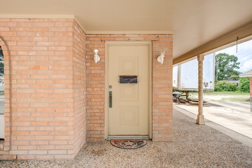 More Photos Of 811 N Travis St, Liberty Apartments For Sale