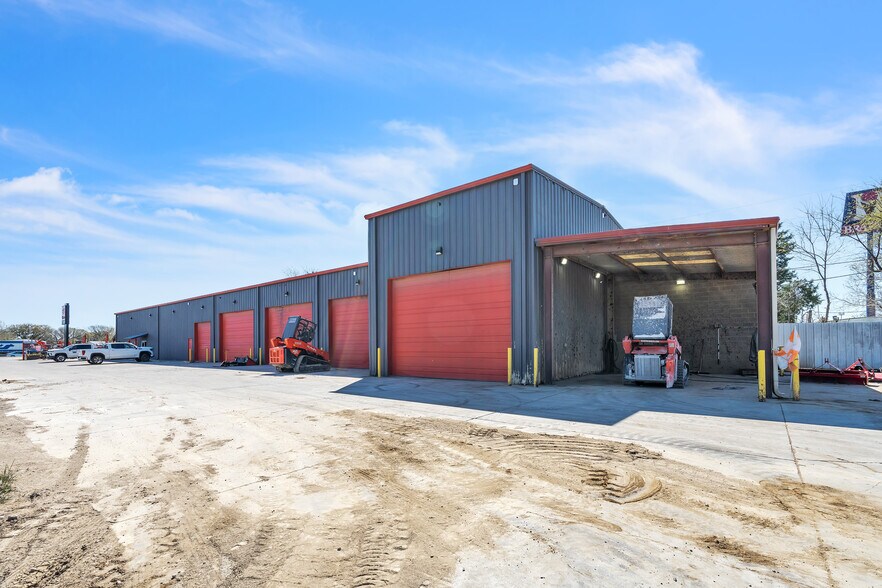 More Photos Of 1023 S Walton Walker Blvd, Irving Warehouse For Sale