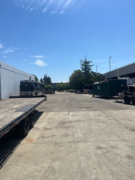 More Photos Of 9175 Eton Ave, Chatsworth Warehouse For Lease