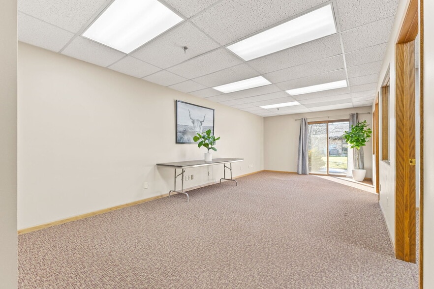 More Photos Of 2575 N Hamline Ave, Roseville Office For Sale