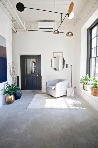 More Photos Of 611 W 22nd St, Houston Loft Creative Space For Lease