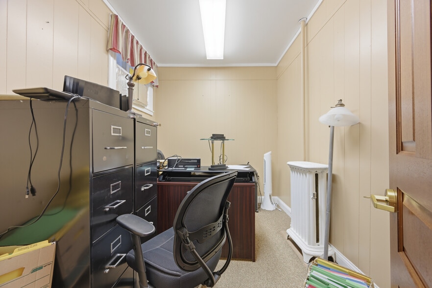 More Photos Of 1 Sylvandale Rd, Lisbon Office For Sale