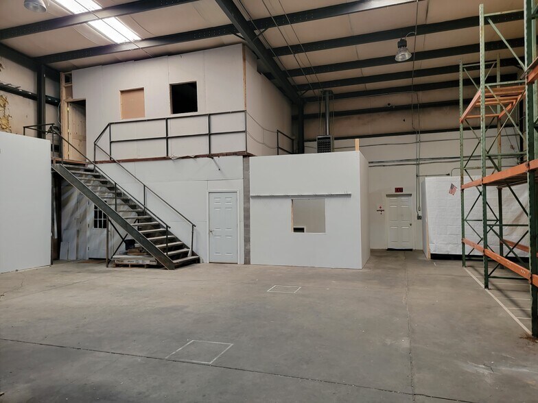 More Photos Of 101 Camp Creek Industrial Pky, Cornelia Flex For Lease