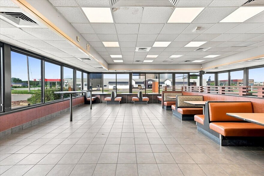 More Photos Of 1410 N Broadway St, Red Oak Fast Food For Lease