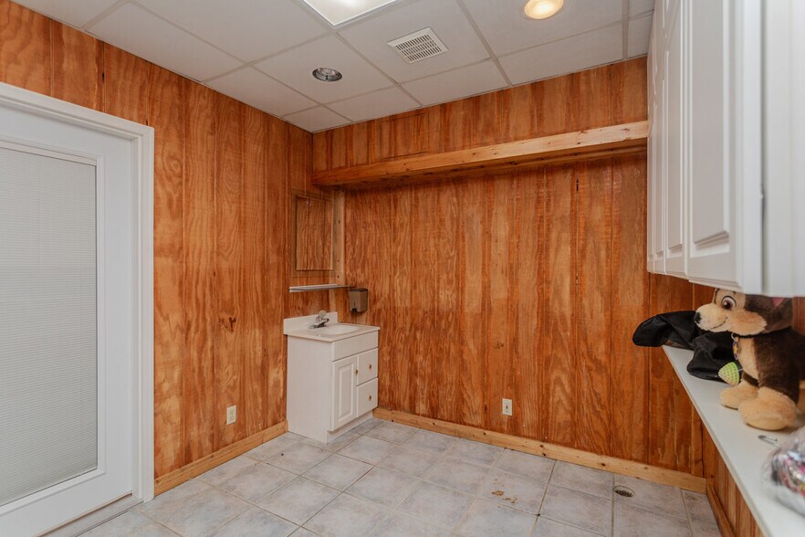 More Photos Of 406 W Spotswood Trl, Elkton Storefront For Sale