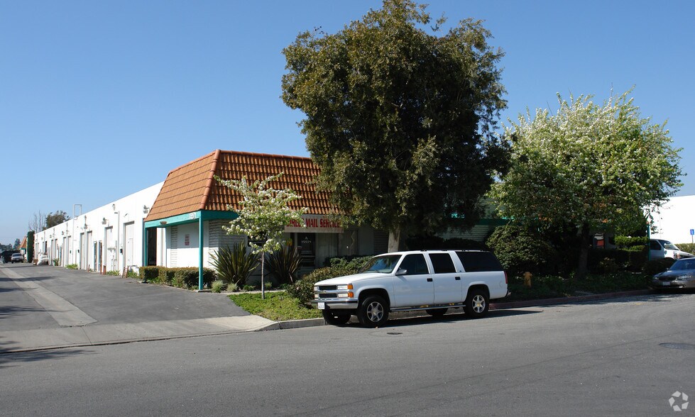 More Photos Of 15571 Producer Ln, Huntington Beach Light Distribution For Lease