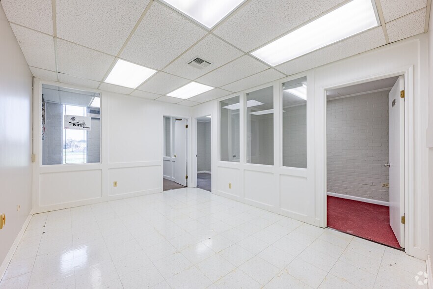 More Photos Of 403 W Admiral Doyle Dr, New Iberia Distribution For Sale