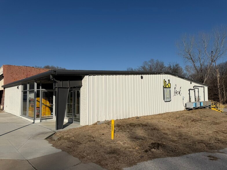 More Photos Of 623 5th St, Peru General Retail For Sale