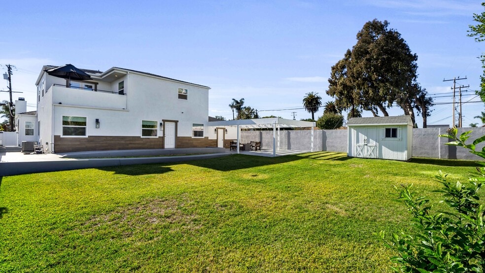 More Photos Of 308 E 18th St, Costa Mesa Shelter For Sale