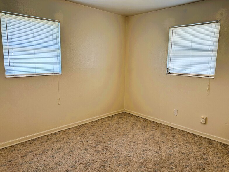 More Photos Of 439 SE Country Club Rd, Lake City Office Residential For Sale