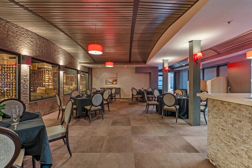 More Photos Of 655 2nd Ave S, Saint Petersburg Restaurant For Sale