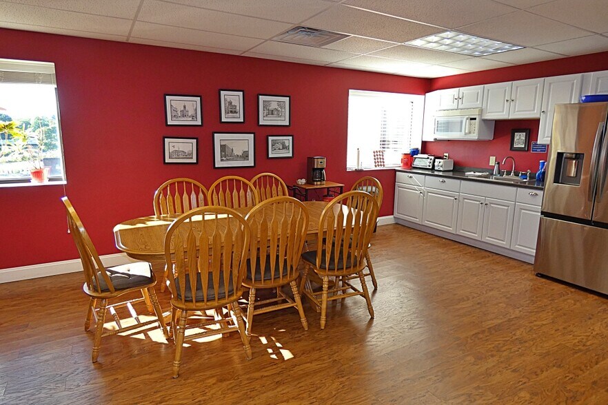 More Photos Of 10 W Main St, Lancaster Flex For Lease