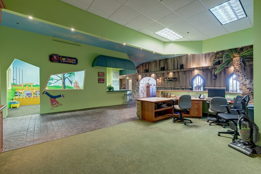 More Photos Of 1800-1850 E Merritt Island Cswy, Merritt Island Auto Dealership For Lease