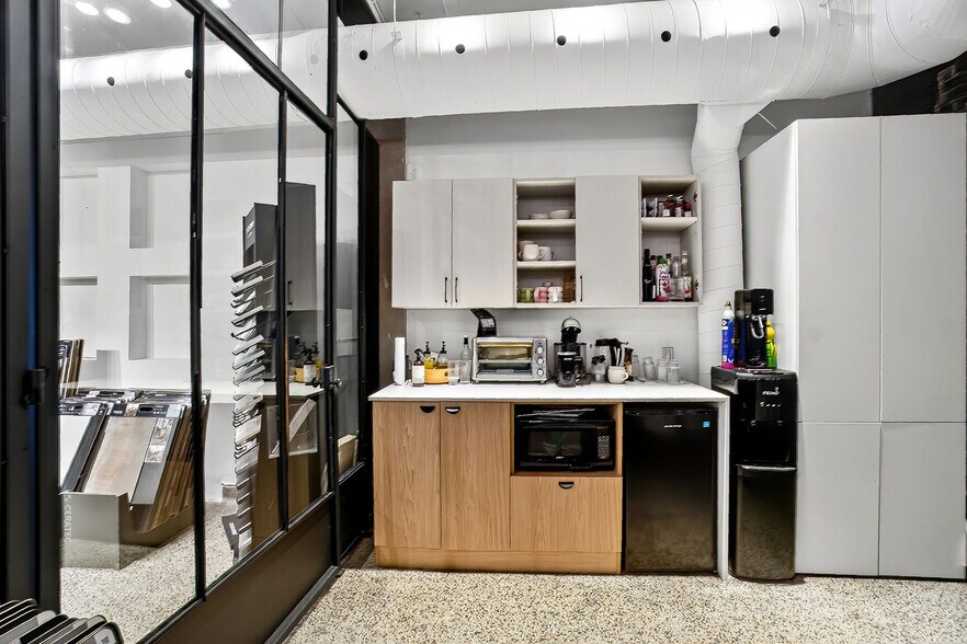 More Photos Of 7553 Rue Saint-Hubert, Montréal General Retail For Lease