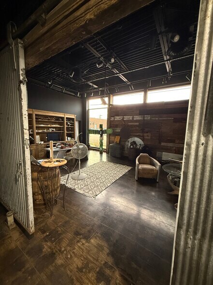 More Photos Of 3029 3rd Ave S, Birmingham Showroom For Lease