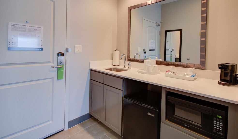 More Photos Of 4617 7th St, Bay City Hotel For Sale