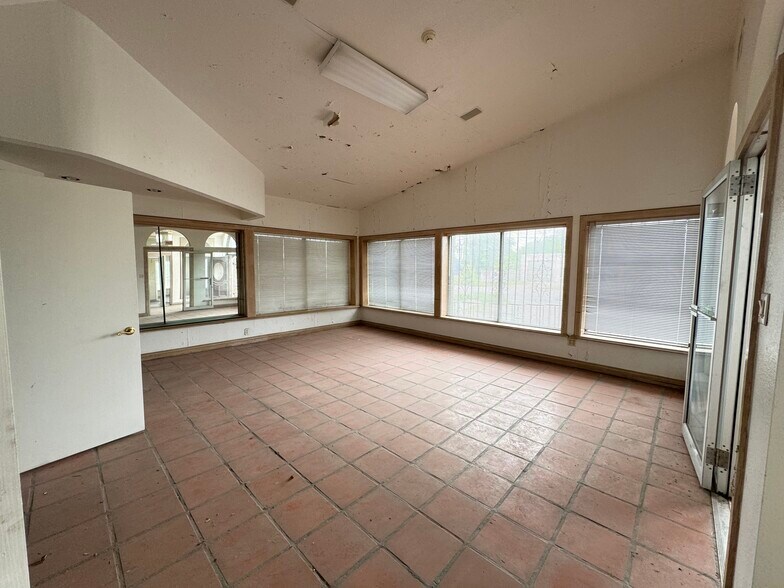 More Photos Of 611 Lincoln Ave, Robstown Freestanding For Sale