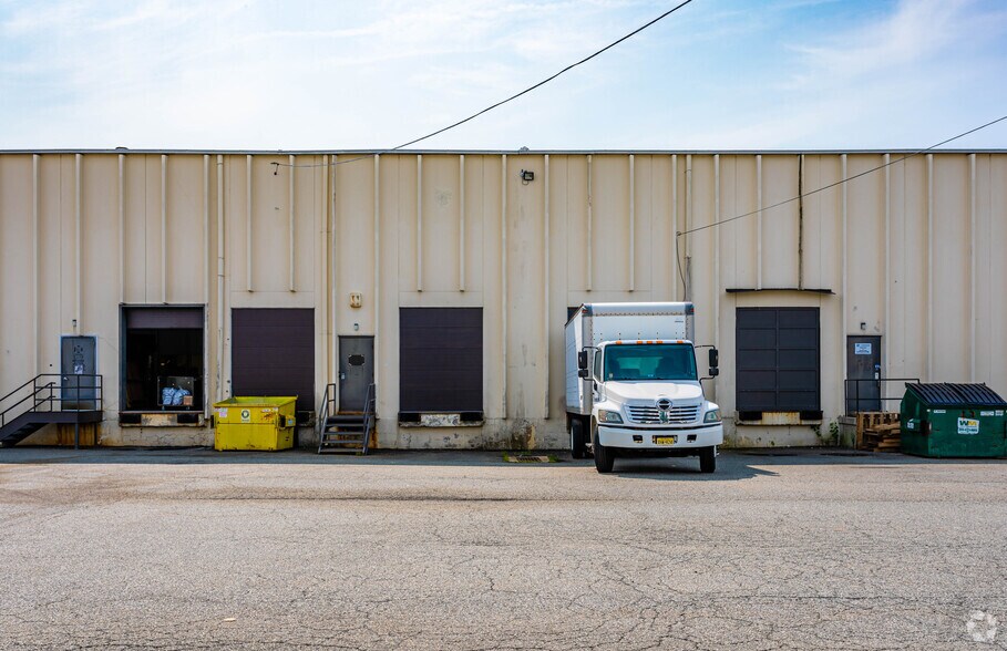 More Photos Of 97-107 Fairfield Rd, Fairfield Warehouse For Lease