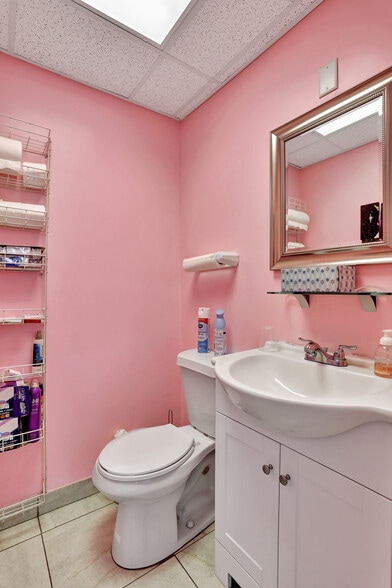 More Photos Of 311 E Prospect Rd, Oakland Park General Retail For Sale