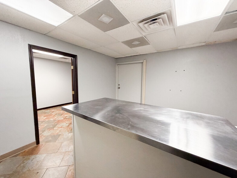 More Photos Of 3711 20th St, Lubbock Office For Sale