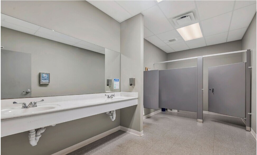 More Photos Of 6711 Ringwood Rd, Oxford Freestanding For Lease