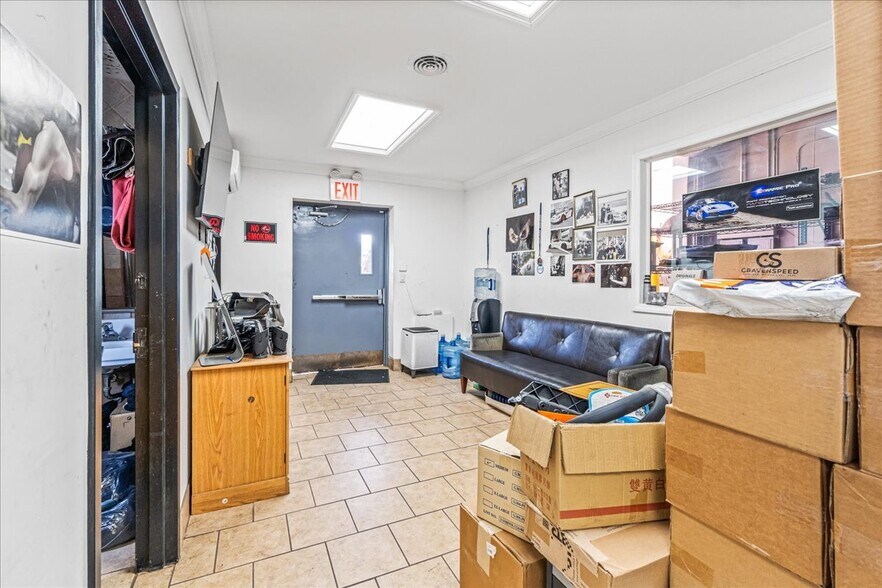 More Photos Of 15 Windsor Ct, Mineola Warehouse For Sale