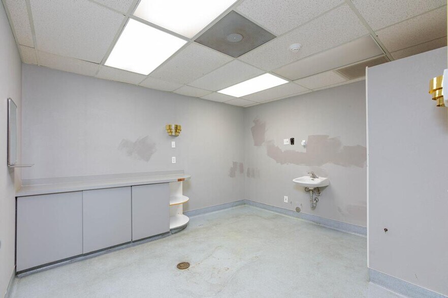 More Photos Of 872 E Sahara Ave, Las Vegas Medical For Lease