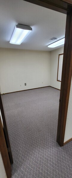 More Photos Of 813 E Darrow St, Shawnee Office For Lease