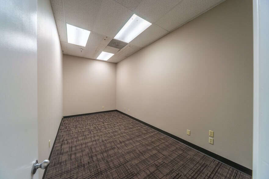 More Photos Of 1875-1895 25th St, Salem Unknown For Lease