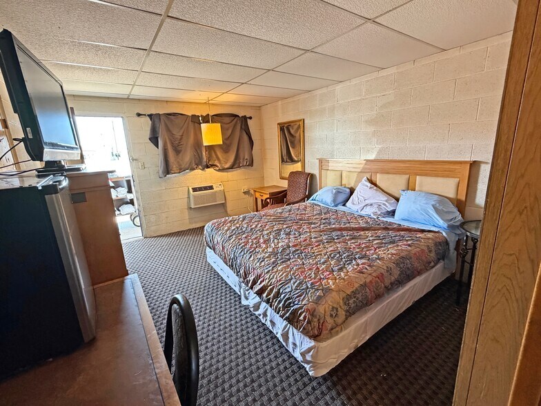 More Photos Of 1202 Castle Rock St, Quinter Hotel For Sale