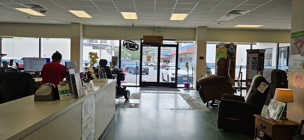 More Photos Of 2700 S King St, Honolulu Unknown For Lease