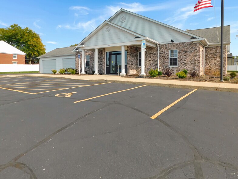 More Photos Of 769 N Blackhawk Blvd, Rockton Office For Lease