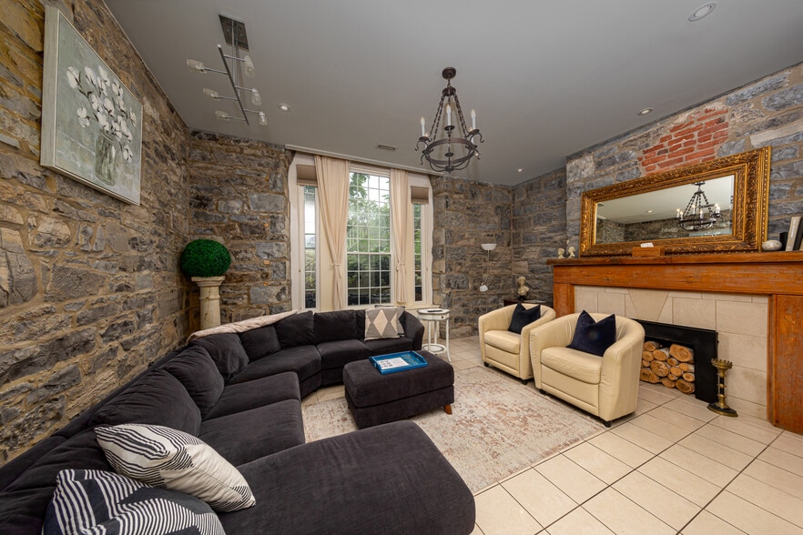 More Photos Of 8 Starr Pl, Kingston Hospitality For Sale