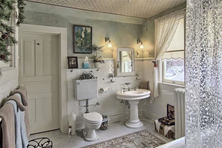 More Photos Of 230 Wellington St, Traverse City Hospitality For Sale