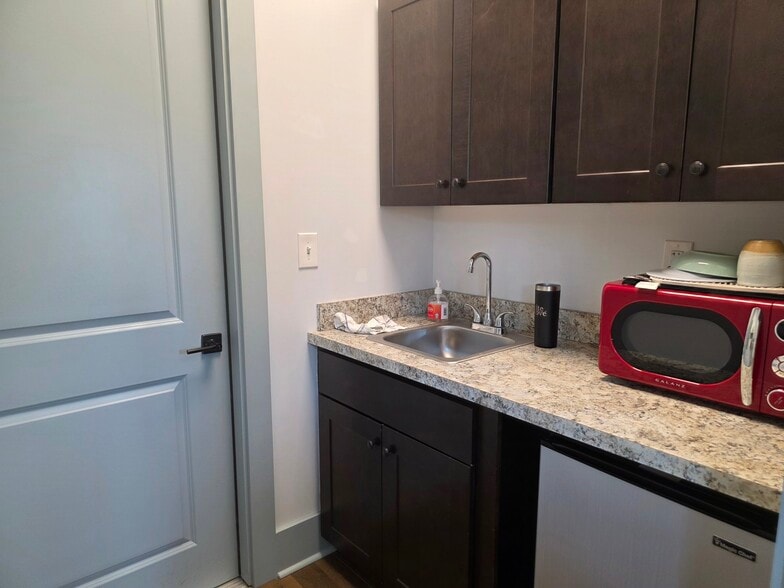 More Photos Of 158 State St, Bluffton Storefront Retail Office For Lease