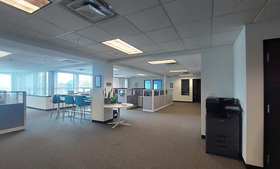 More Photos Of 300 Trade Center, Woburn Office For Lease
