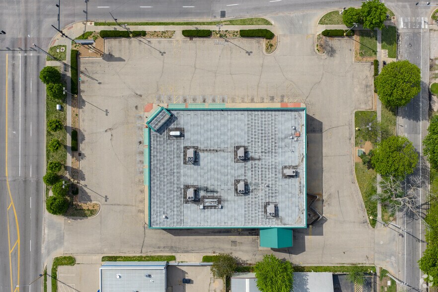 More Photos Of 1555 S Broadway, Wichita Drugstore For Lease