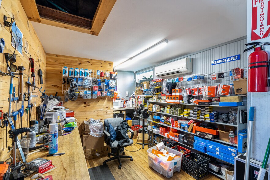 More Photos Of 4 Lagoon Pond Rd, Vineyard Haven General Retail For Sale