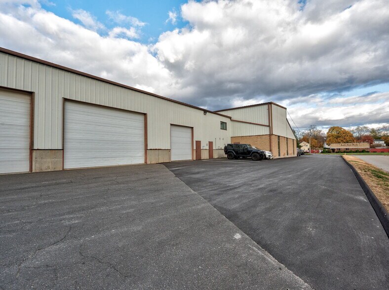 More Photos Of 409 New State Rd, Manchester Service For Lease