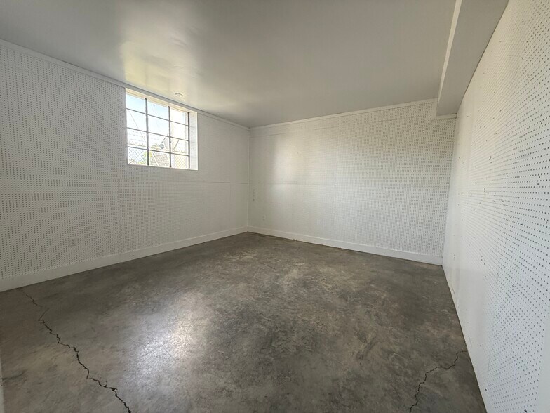 More Photos Of 102 N Main St, Galena Storefront Retail Office For Lease