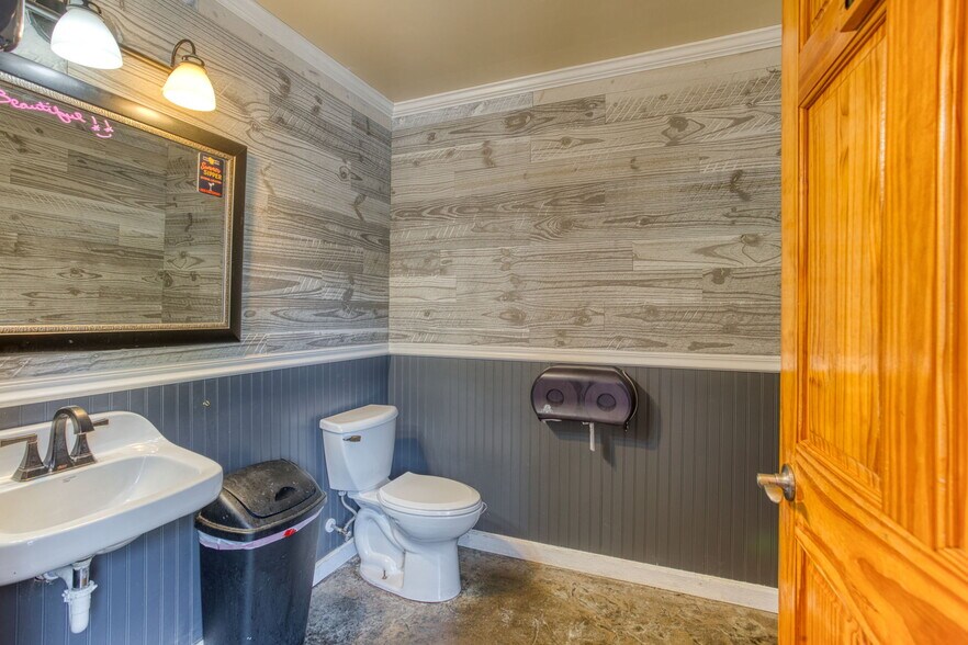 More Photos Of 3531 Wi-35, Maiden Rock Storefront Retail Residential For Sale