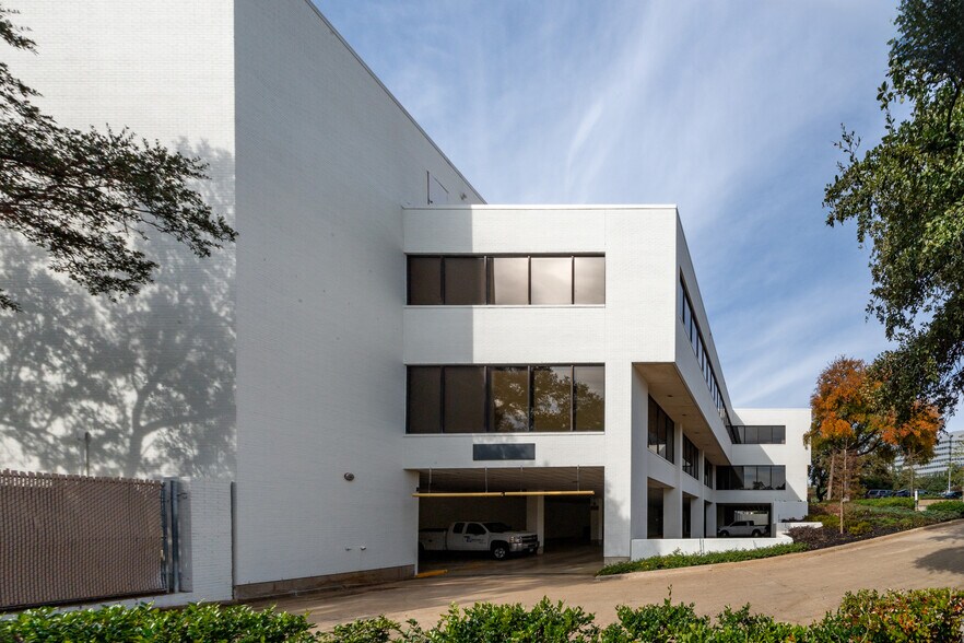 More Photos Of 104 Decker Ct, Irving Unknown For Lease