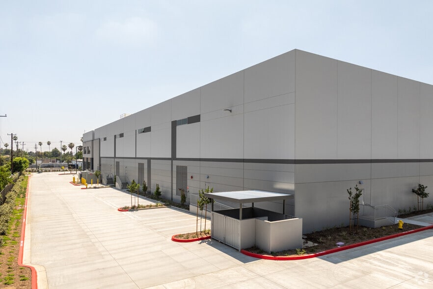 More Photos Of 12772 San Fernando Rd, Sylmar Warehouse For Lease